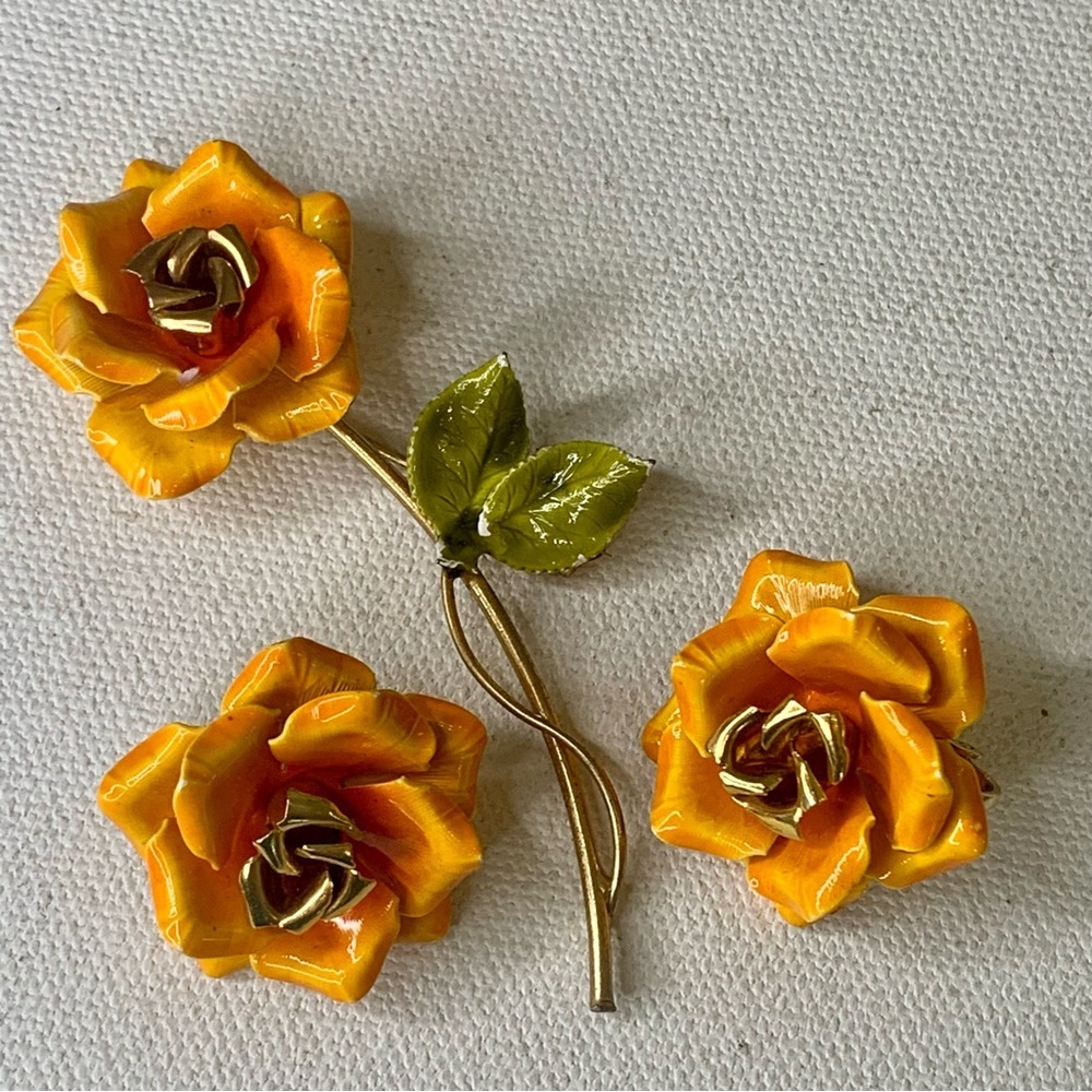 Retro Flower Power Enamel Brooch Pin and Clip Earrings Set Orange & Gold Floral - Picture 2 of 15